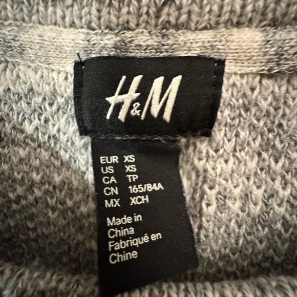 Women’s H&M Heather gray crewneck sweater - Picture 2 of 4